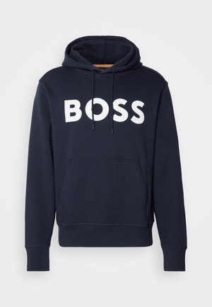 Marinblå bomullshuvtröja med framficka, vit "BOSS"-logotyp, justerbar dragsko och ribbade ärmslut. Slät textur.