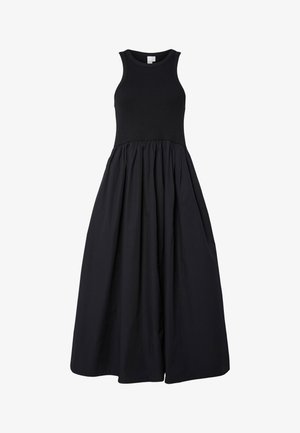 Rochie maxi neagră fără mâneci, cu corset strâns și fustă strânsă, voluminoasă, care ajunge până la podea.