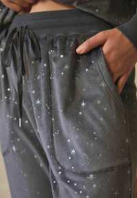 Next SUPERSOFT SET  - Pidžaamakomplekt - charcoal grey star