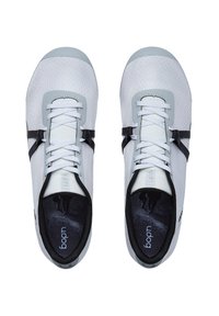 Scarpe da ginnastica grigio chiaro con tomaia in rete, dettagli neri, chiusura con lacci piatti e interno imbottito. Progettate per comfort e supporto.