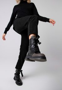 Cesare Gaspari Botines con plataforma - black