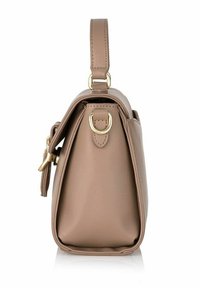 Beżowa skórzana torebka o wyraźnym kształcie, z płaskim dnem, złotymi akcentami metalowymi oraz górnym uchwytem do noszenia.