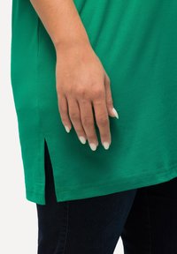 Ulla Popken PLUS SIZE V-NECK TEE  - Basic T-shirt - emerald