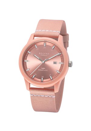 Montre Pink Regent avec bracelet en tissu, aiguilles des heures et des minutes argentées, fenêtre de date à 3 heures, et logo Oceanplastic sur le cadran.
