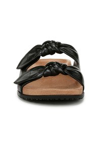 Zwarte leren sandalen met gevlochten banden, gezelschapsbeige voetbed, plat ontwerp en gestructureerde zwarte rubberen zool voor grip.