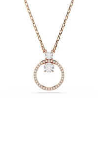 Halsband i roséguld med en cirkulär berlock prydd med en central klar sten och mindre stenar runt kanten, på en länkad kedja.