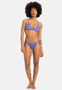 Lila Bikini-Set mit einem gemusterten Triangel-Oberteil und gebundenen Unterteilen, hergestellt aus einem glatten Material mit einer figurbetonten Passform.