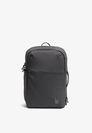 Ciemnoszary, prostokątny plecak z przednią kieszenią na zamek, bocznym uchwytem, pętlą u góry i logo „GOT BAG.” w dolnym prawym rogu.