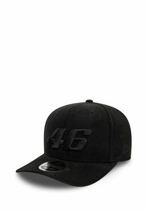 Casquette noire avec un "46" en relief texturé à l'avant. Fabriquée en matériau doux, elle présente une visière courbée et des trous de ventilation sur les côtés.