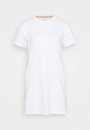 Biała sukienka typu T-shirt z krótkim rękawem, okrągłym dekoltem i subtelnym pomarańczowym wzorem na wewnętrznym kołnierzu i bokach.