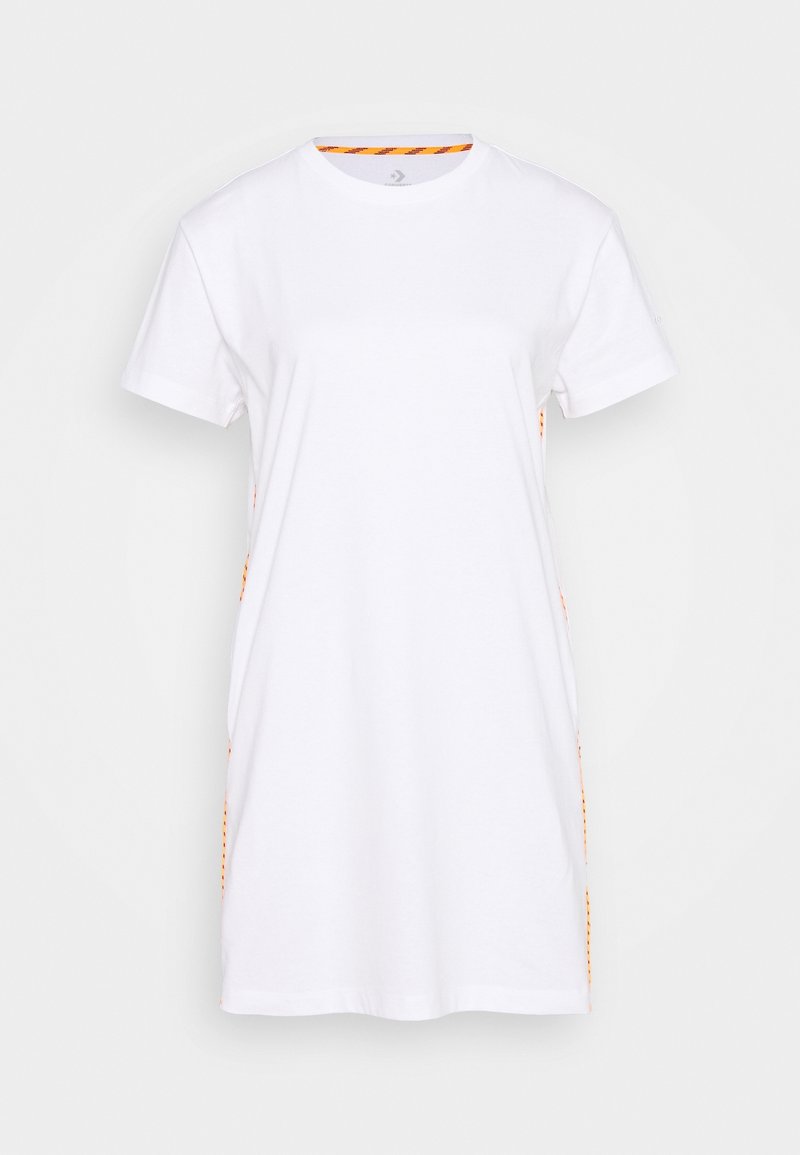 Robe t-shirt blanche à manches courtes avec col rond et finition subtile à motif orange sur le col intérieur et les côtés.