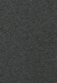 Tessuto grigio scuro con una texture morbida e liscia e un sottile motivo melange. Il tessuto appare leggero e leggermente elastico.