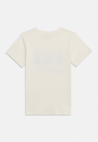 Απλό κοντομάνικο T-shirt με στρογγυλή λαιμόκοψη σε ενιαίο εκρού χρώμα, τοποθετημένο επίπεδα με την πίσω πλευρά σε ουδέτερο φόντο.