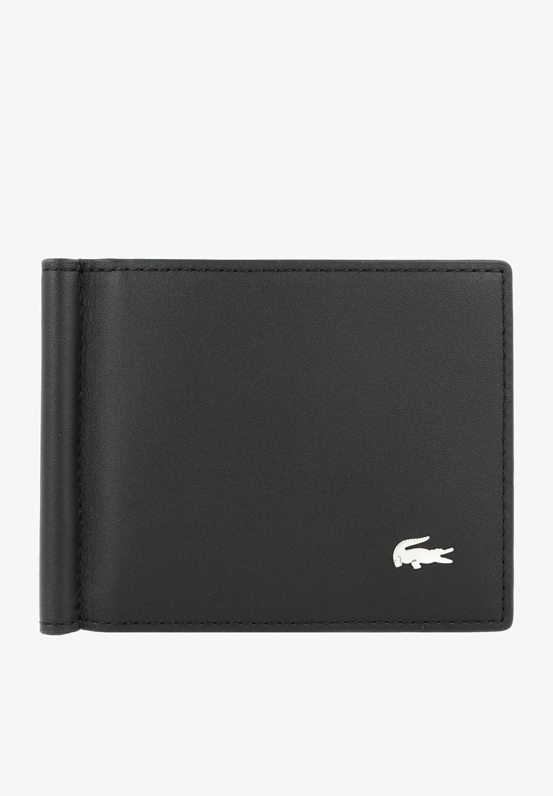 Cartera de cuero negra con textura suave, diseño de doble pliegue y acento de logo plateado en la esquina inferior derecha. Los bordes tienen costuras finas.