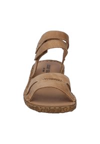 Sandalo in pelle tan con tre cinghie superiori, design a punta aperta, soletta imbottita e suola intrecciata texturizzata. Cuciture visibili lungo i bordi.