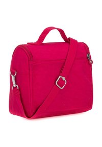 Sac en tissu rose avec fermeture éclair, poche latérale, poignée supérieure et bandoulière réglable. Présente des accessoires en argent et un design simple.