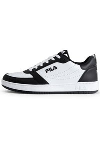 Zapatilla en negro y blanco con parte superior de cuero suave, detalles perforados, suela blanca gruesa y un prominente logo de Fila en el lateral.