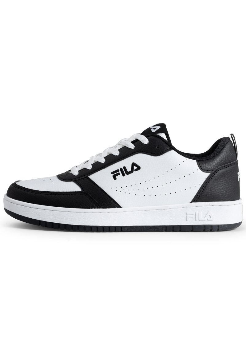 Zapatilla en negro y blanco con parte superior de cuero suave, detalles perforados, suela blanca gruesa y un prominente logo de Fila en el lateral.