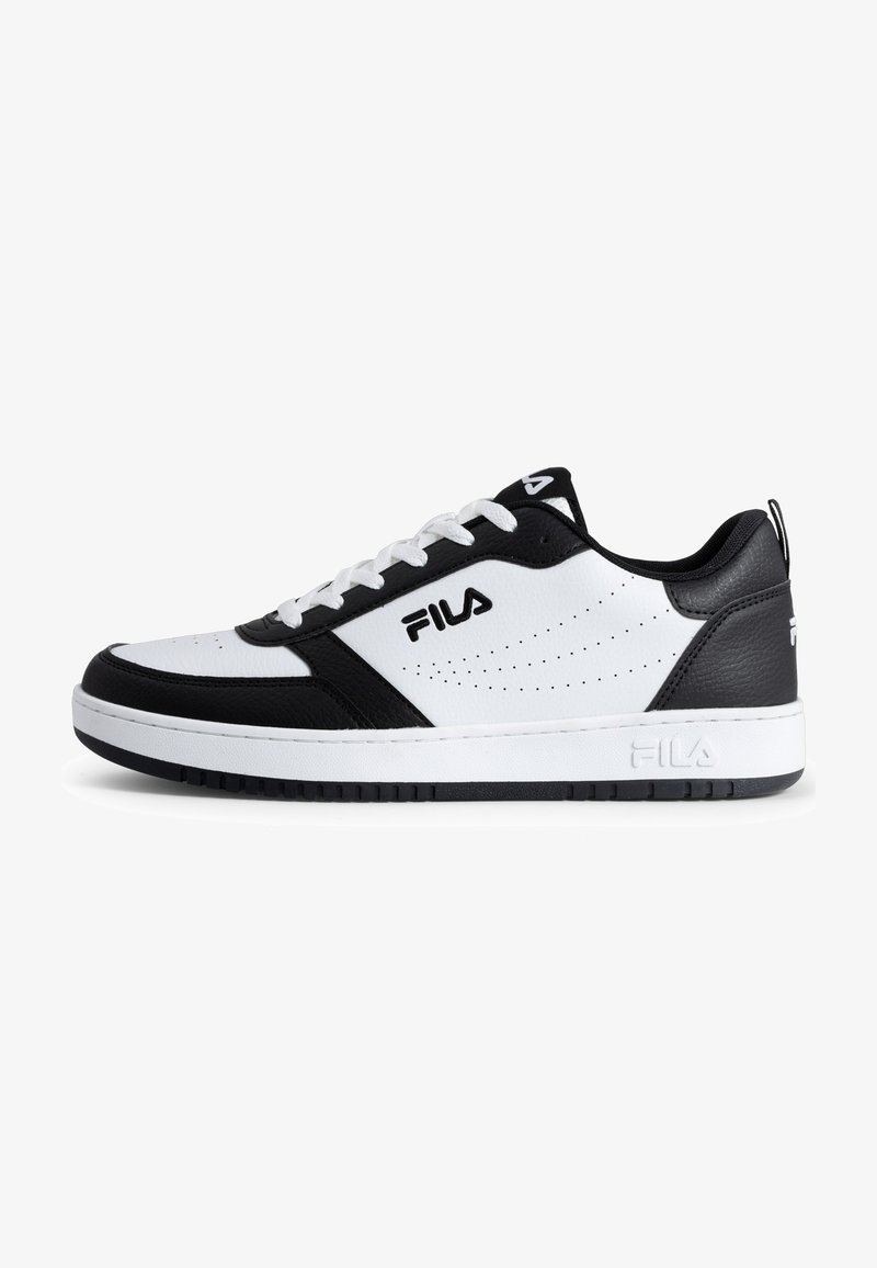 Zapatilla en negro y blanco con parte superior de cuero suave, detalles perforados, suela blanca gruesa y un prominente logo de Fila en el lateral.
