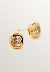 Pendientes de aro en tono dorado con una piedra cuadrada y facetada de color claro, colocada en un bisel liso y redondeado con una superficie pulida.