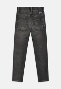 Pantalones vaqueros de mezclilla negra con corte recto, que cuentan con dos bolsillos traseros, costuras mínimas y una pequeña etiqueta de marca cerca de la cintura.