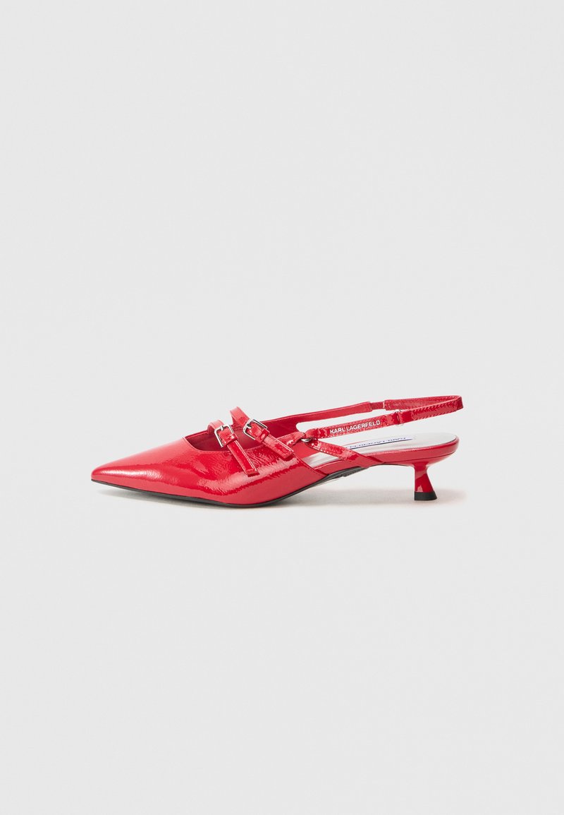 Rote Slingback-Pumps aus Lackleder mit spitz zulaufender Spitze, zwei dekorativen Schnallenriemen und niedrigem Kegelabsatz. Glatte Textur und glänzende Oberfläche.