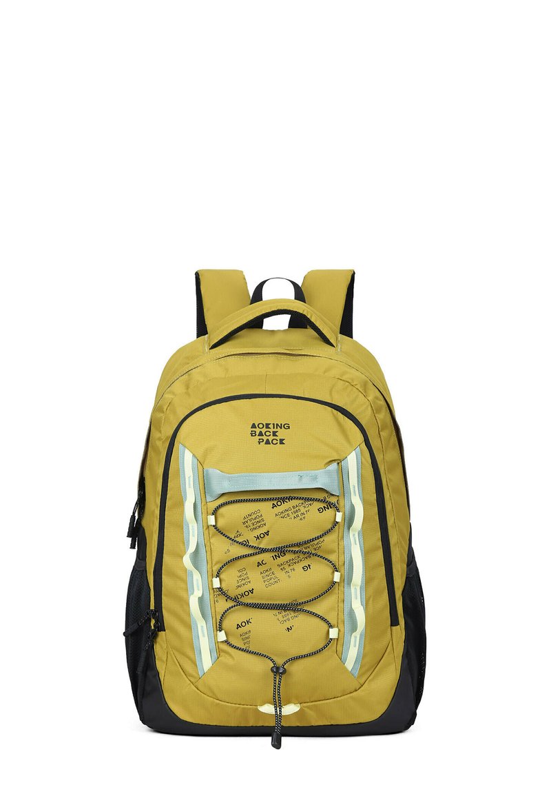 Sac à dos jaune et noir avec une surface texturée, des accents de cordon élastique et un logo affiché en évidence sur le panneau avant.