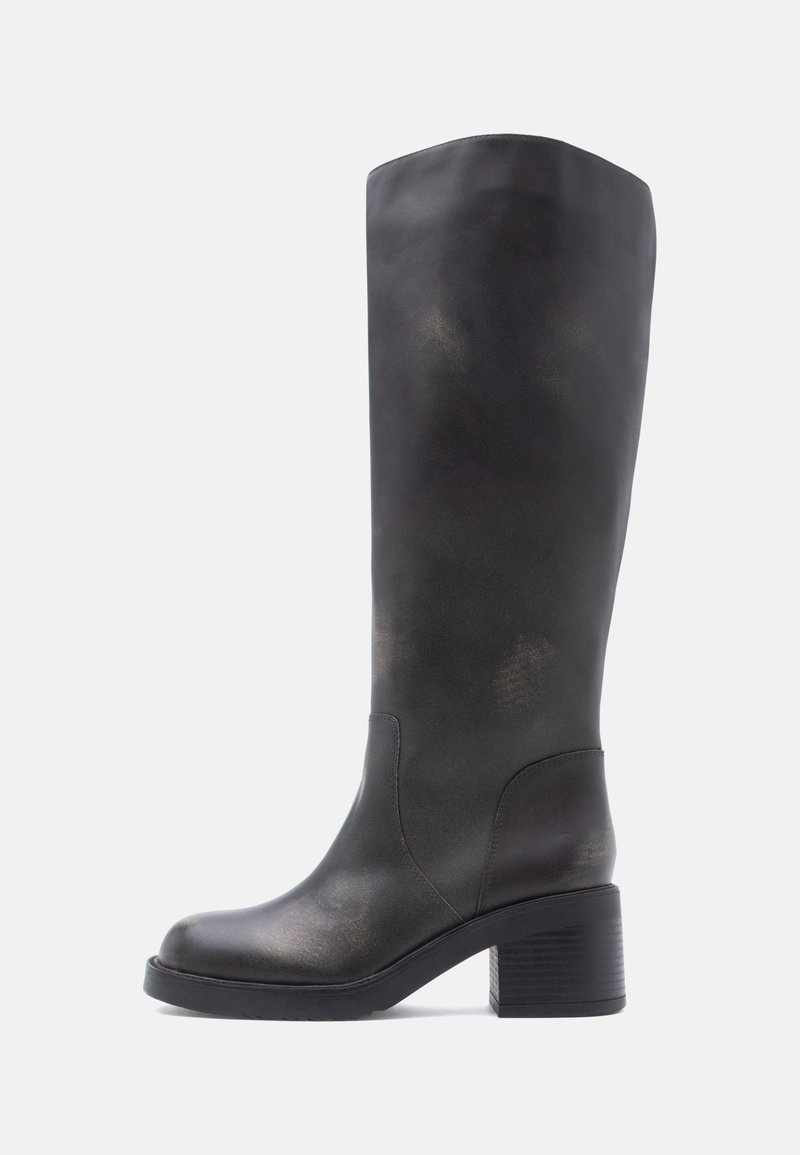 Čierna kožená čižma po kolená s okrúhlou špičkou, blokovým podpätkom a minimálnym prešívaním na hladkom povrchu.