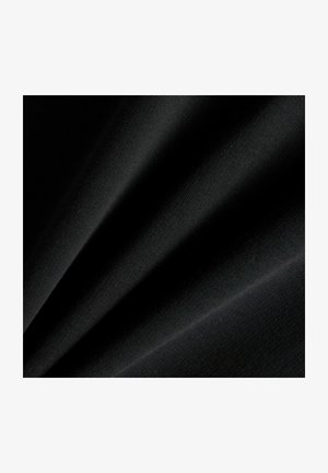 Musta hienokudoksinen kangas taitettuna vinosti, esittäen pehmeän tekstuurin ja hienovaraiset valon korostukset.