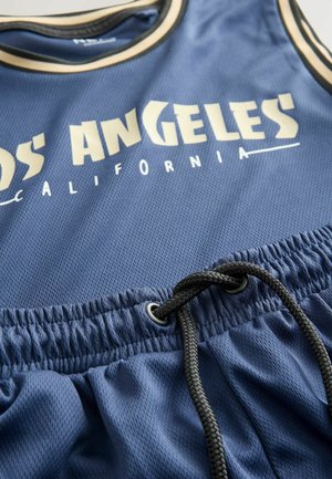 Blå atletisk tanktop med mesh-struktur, prydet med hvid tekst "Los Angeles California" og sort snøre til justerbar pasform.
