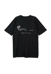 Czarny, luźny t-shirt z krótkim rękawem. Posiada białe nadrukowane napisy i logo z tyłu. Wykonany z bawełnianego materiału o gładkiej teksturze.