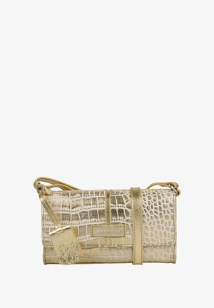 Krokodil-Embossed-Handtasche in Weiß mit goldenen Akzenten, ausgestattet mit einem Schulterriemen und einem dekorativen Anhänger. Strukturierte Oberfläche mit einer definierten Form.