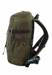 Mochila de nylon verde con respaldo acolchado y correas ajustables. Las características incluyen herrajes azules, bolsillo lateral elástico y cierre superior con cremallera.