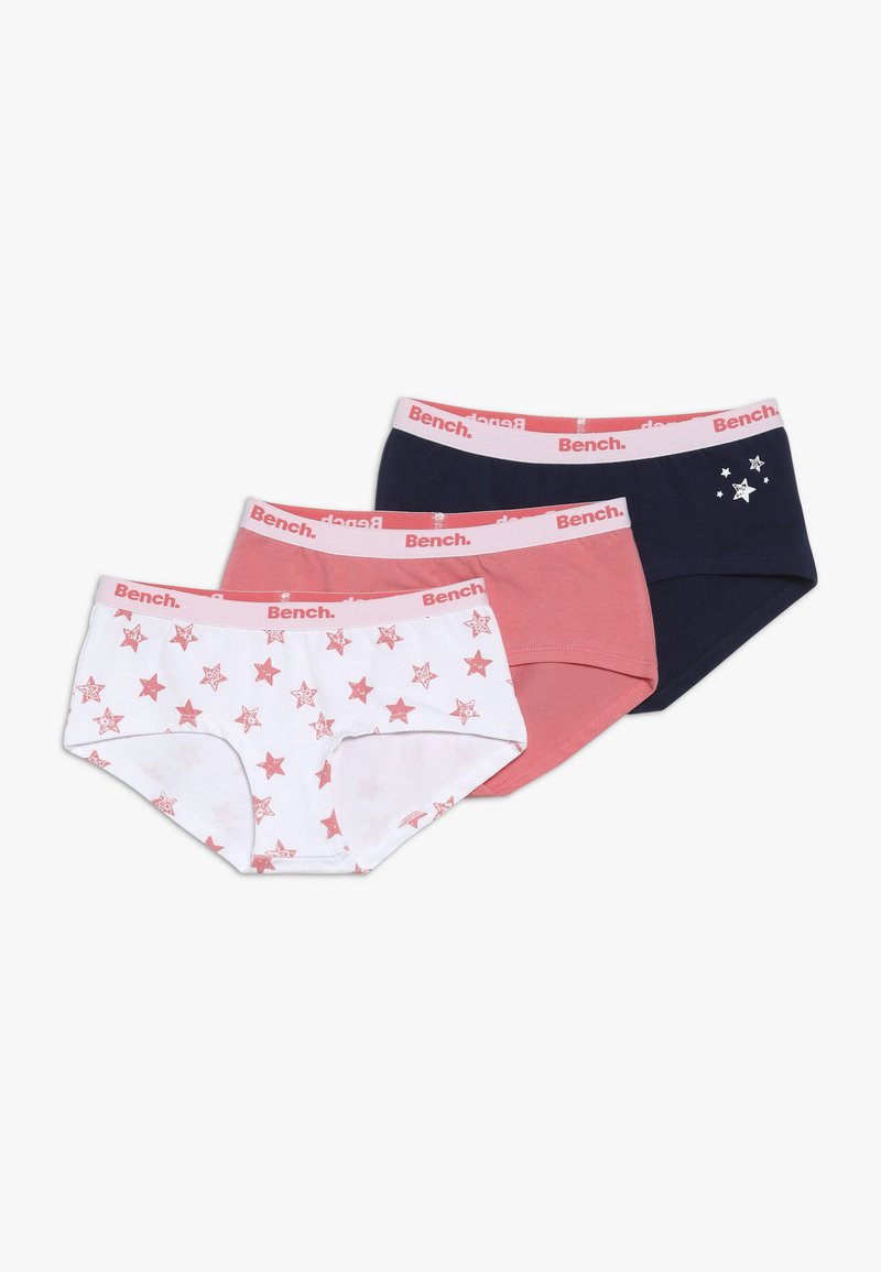 Trois paires de culottes pour filles : blanches avec des étoiles rouges, roses unies et bleu marine avec des accents étoilés. En coton doux avec une taille élastique portant le logo "Bench".