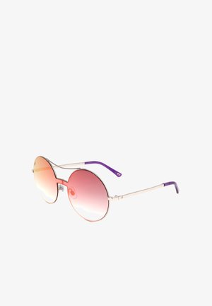 Occhiali da sole rotondi con lenti sfumate rosa-arancioni, sottile montatura in metallo argentato e aste con punte viola, inclinati su sfondo bianco.