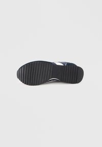 Σόλα σκούρου μπλε αθλητικού παπουτσιού με βαθιά οριζόντια μοτίβα πέλματος και το λογότυπο "Blauer USA" ανάγλυφο στη λαστιχένια φτέρνα.