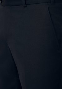 Czarne, eleganckie spodnie wizytowe o gładkiej, tkanej fakturze, z boczną kieszenią i dopasowanym krojem.