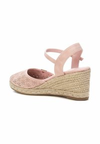 Sandalo con zeppa con tomaia perforata rosa e motivi floreali intagliati, suola in juta intrecciata stile espadrilles e design con cinturino alla caviglia.