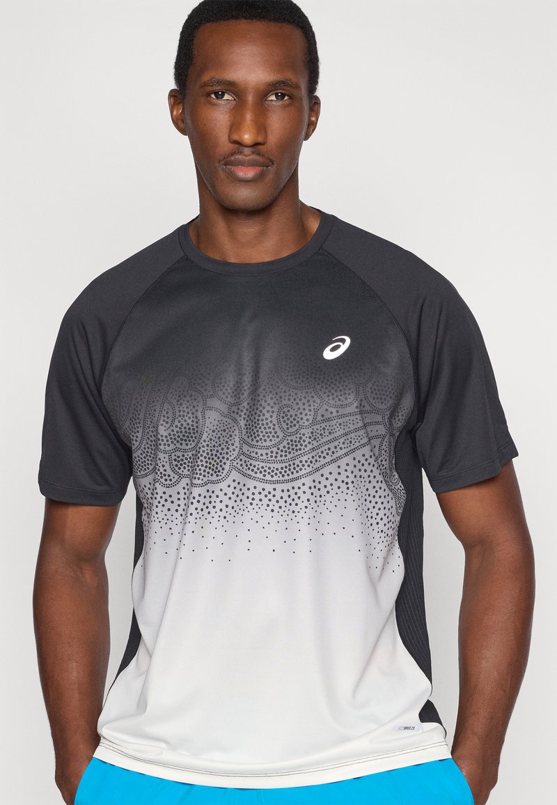 T-shirt de sport noir et gris, avec un design en dégradé et des motifs en pointillés, col côtelé, et logo sur le haut du côté gauche de la poitrine.