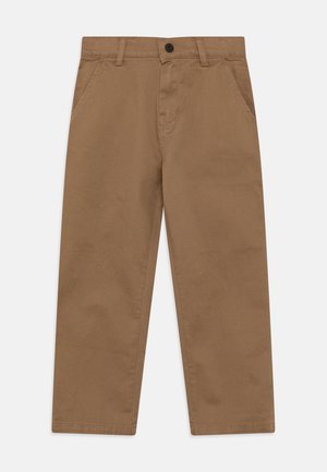 Pantalon en coton marron avec une coupe droite, poches avant et fermeture à un bouton à la taille. Texture lisse, détails minimalistes.
