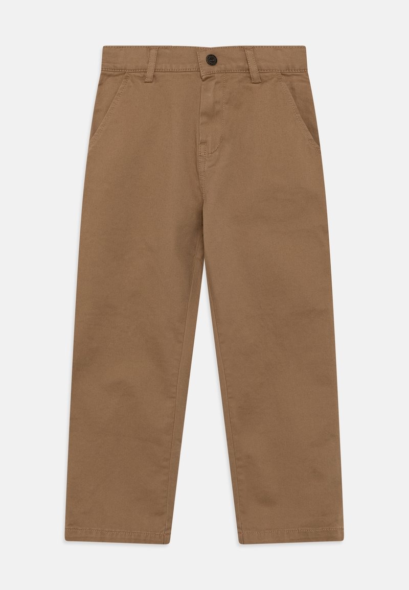 Bruine katoenen broeken met een rechte pijp, voorzakken en een enkele knoopsluiting bij de tailleband. Soepele textuur, minimale details.