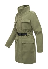 Manteau vert olive à manches longues avec col haut, quatre poches à rabat et ceinture noire réglable à la taille sur fond blanc.