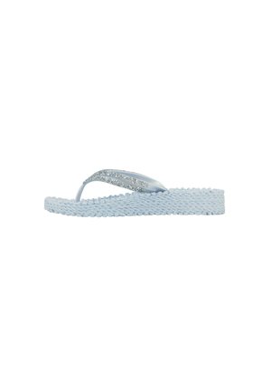 Lichtblauwe flip-flop met een gevlochten zool en een sprankelende, doorzichtige band. Soepele textuur met decoratieve accenten voor extra detail.