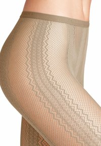 Beige visnet panty met een golvend patroon en een gladde tailleband. Het maasontwerp is semi-transparant, waardoor de huid eronder zichtbaar is.
