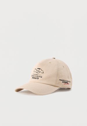 Casquette de baseball beige avec Snoopy des Peanuts brodé, allongé sur un nuage, et le texte "Tout le monde se dépêche de voir PEANUTS" sur le devant et le côté.