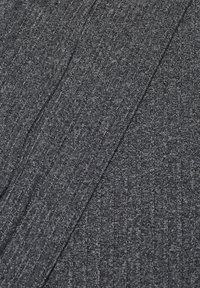Tessuto a coste grigio scuro con un motivo testurizzato caratterizzato da linee verticali, realizzato in un materiale morbido e lavorato a maglia.