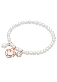 Pulsera de perlas que presenta pequeñas perlas redondas, un charm en forma de corazón de oro rosa con rhinestones y un charm de piedra clara. Textura suave, diseño sencillo.