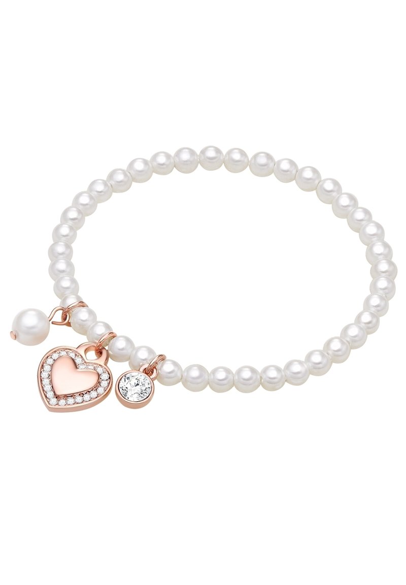 Pulsera de perlas que presenta pequeñas perlas redondas, un charm en forma de corazón de oro rosa con rhinestones y un charm de piedra clara. Textura suave, diseño sencillo.