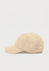 Gorra de béisbol beige con textura, visera curva y diseño de seis paneles. Tejido suave con sutiles variaciones de tono y calidad reflector de luz.