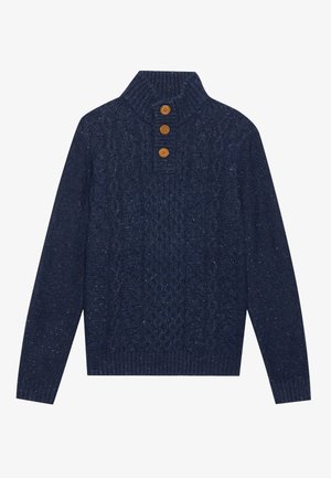 Dunkelblauer gestrickter Pullover mit hochstehendem Kragen, der ein Zopfmuster und drei Holzknöpfe am Kragen aufweist. Weiche Textur und gerippte Bündchen.